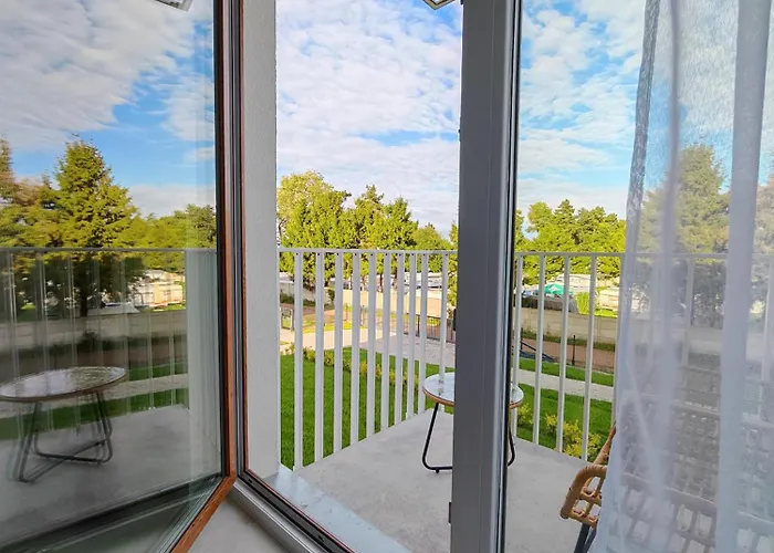 Апартаменты Gold F78 Let's Sea Baltic Park Гонски